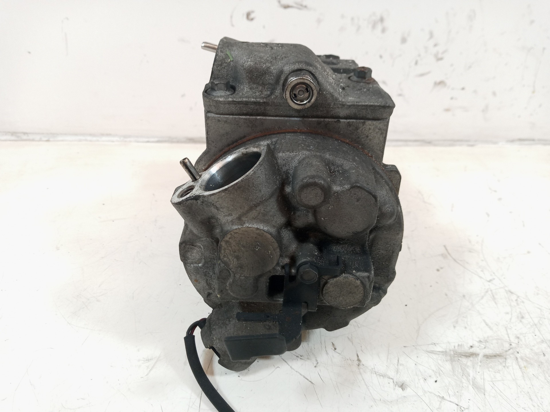 COMPRESOR AIRE ACONDICIONADO VOLKSWAGEN POLO (6R1) 6Q0820808F 6Q0820808F - Vista 3