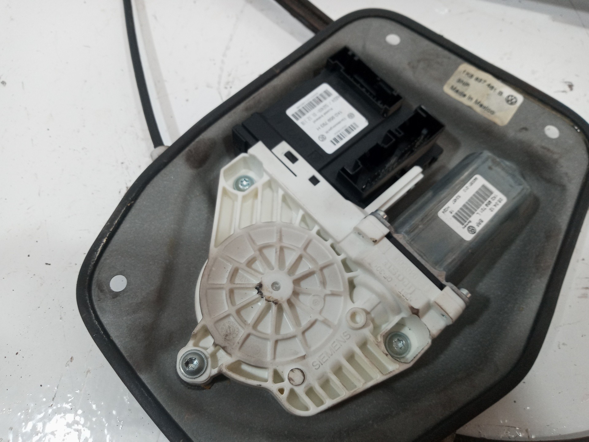 ELEVALUNAS DELANTERO IZQUIERDO VOLKSWAGEN JETTA (1K2) 1K5837461B 1K5837461B - Vista 2