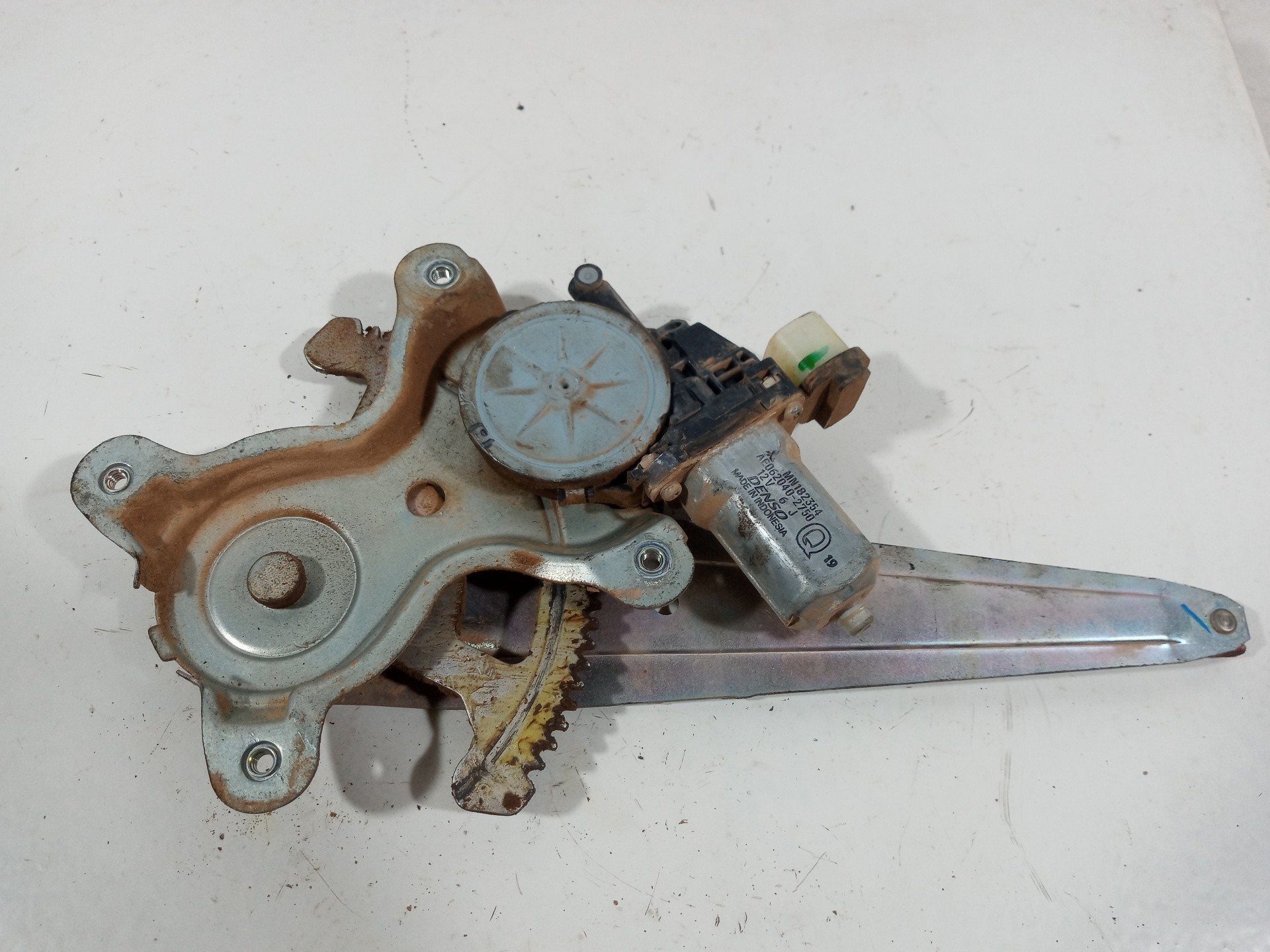 ELEVALUNAS TRASERO IZQUIERDO MITSUBISHI L 200 (KA0/KB0) MN182354 / AE0620402750 MN182354AE0620402750