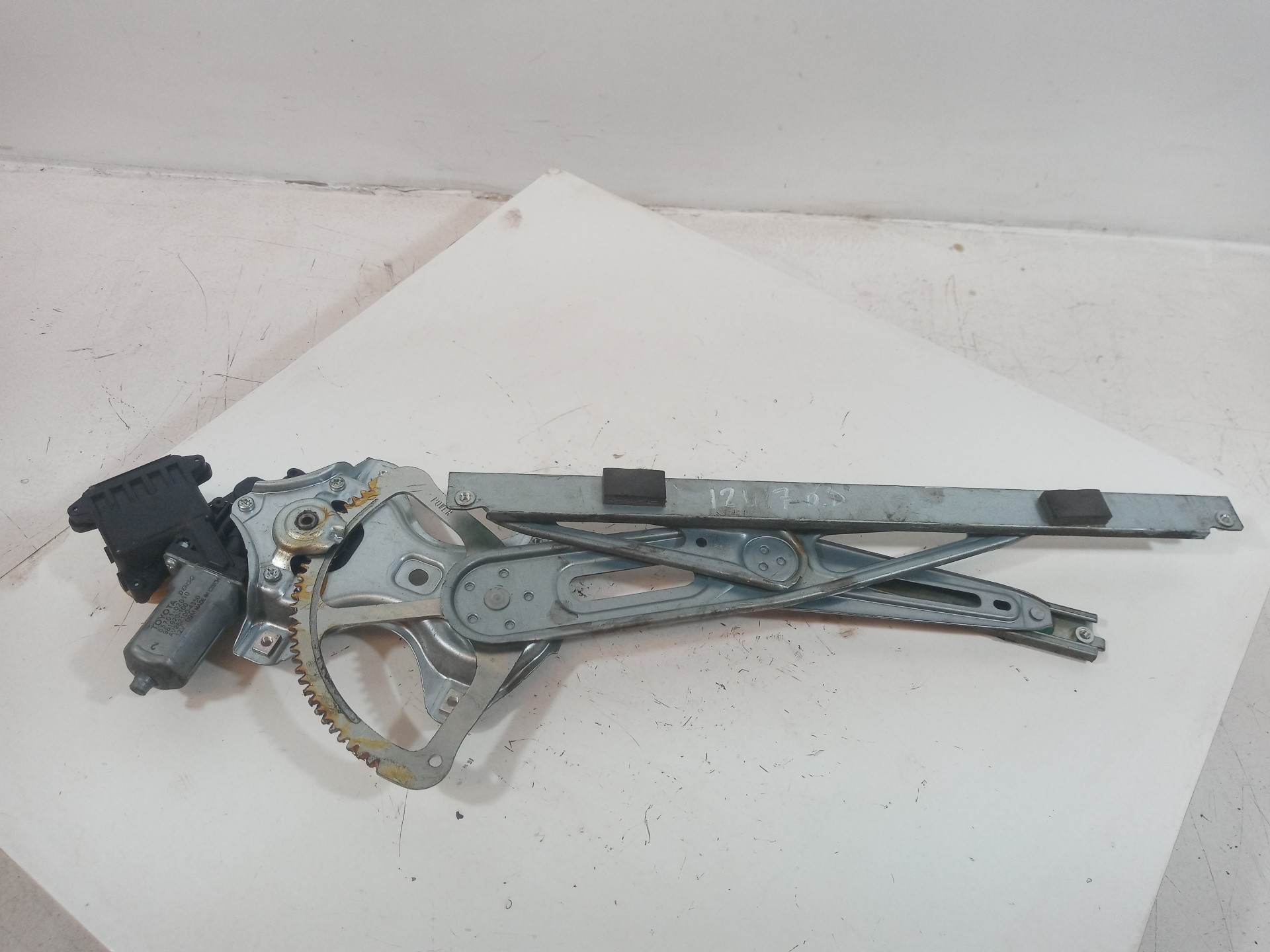 ELEVALUNAS DELANTERO DERECHO TOYOTA AURIS 8570102010 8570102010