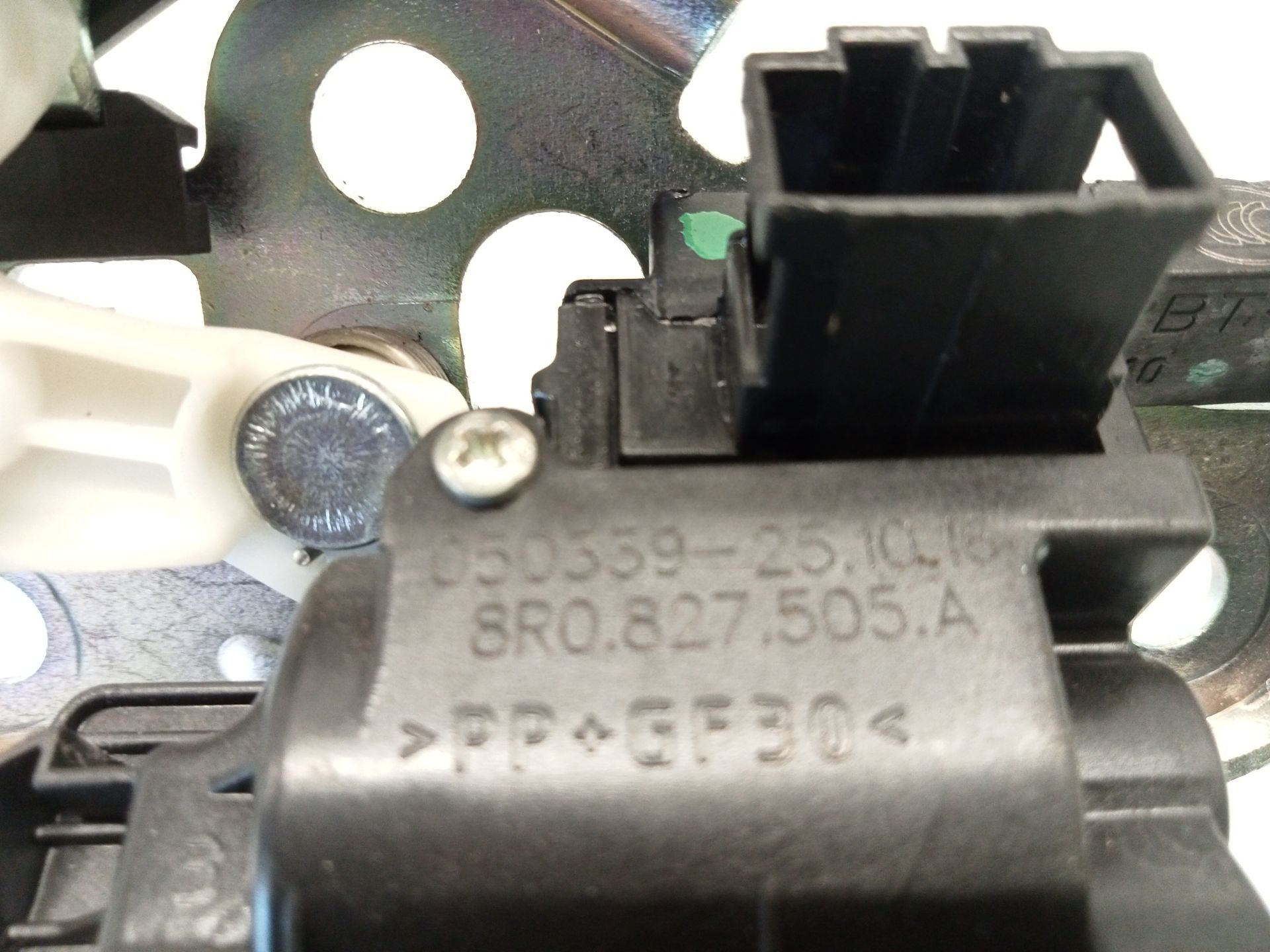 CERRADURA MALETERO / PORTÓN AUDI A1 Sportback (8XA, 8XF) 8R0827505A 8R0827505A - Vista 2