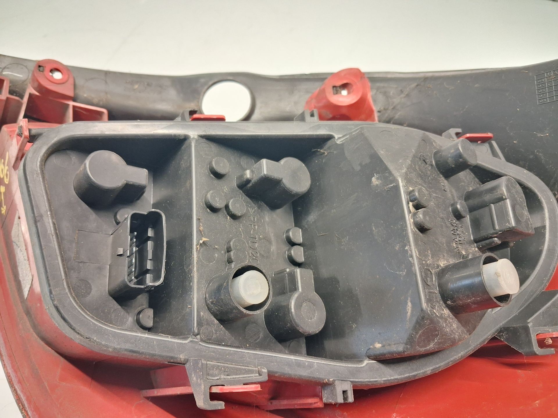 PILOTO TRASERO IZQUIERDO RENAULT CLIO III (BR0/1, CR0/1) 265552505R 265552505R - Vista 3