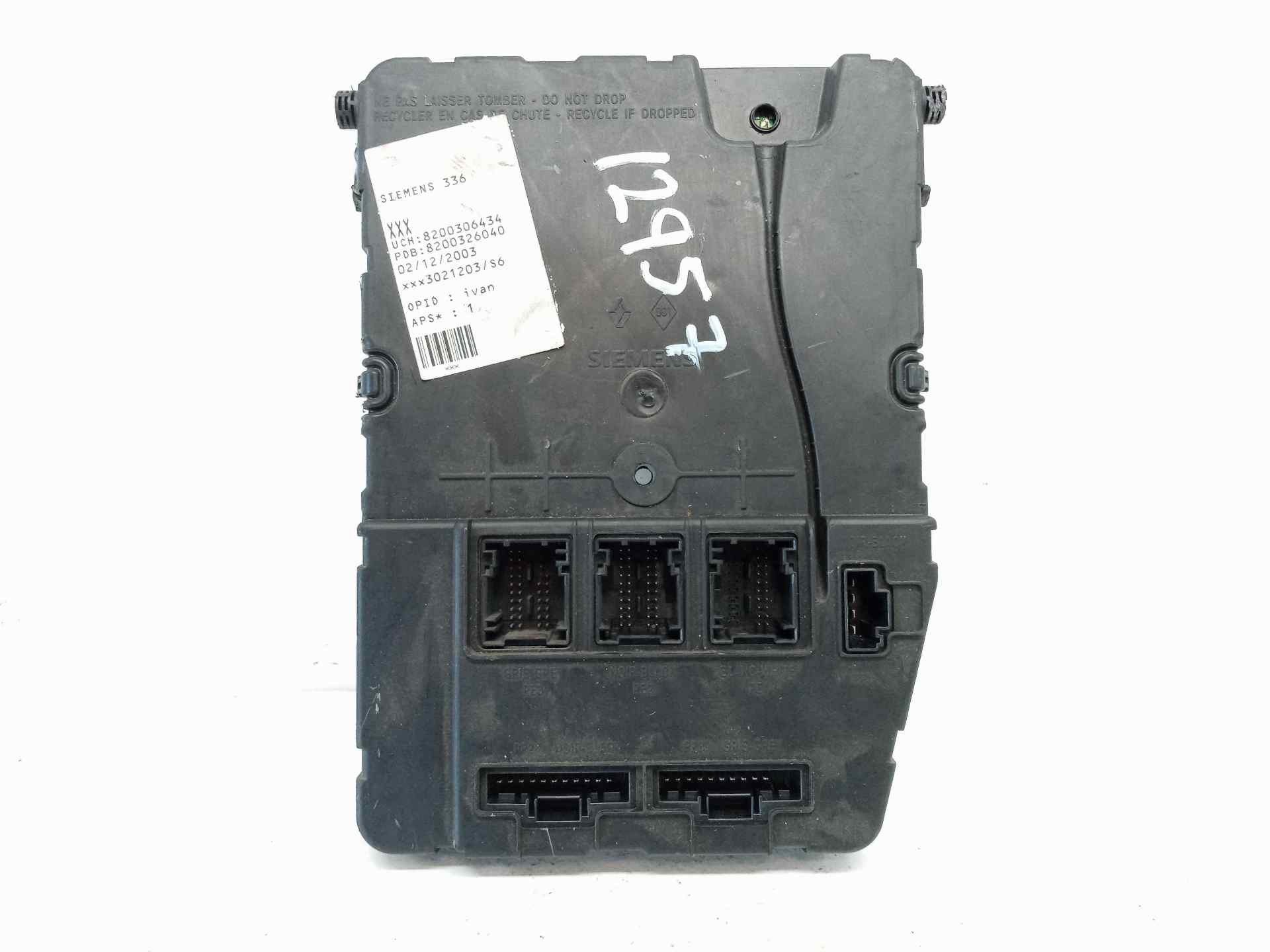 UCH RENAULT MEGANE II BERLINA 3P 8200306434 / S118400220C 8200306434S118400220C